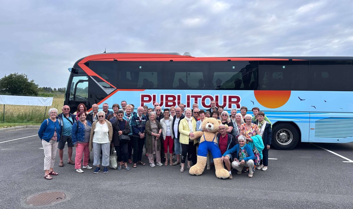 Photo de groupe en car avec 39 personnes âgés en demi-pensions